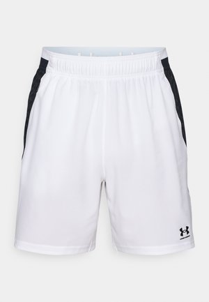 Pantalones cortos deportivos blancos con acentos laterales negros, cintura elástica y logotipo de Under Armour en la parte inferior de la pierna derecha. Textura suave y material ligero.
