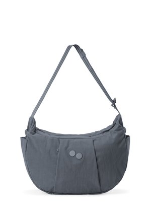 Graue Stoff-Schultertasche mit verstellbarem Riemen, Fronttaschen und zwei runden Knöpfen vor einfachem weißem Hintergrund.