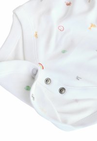 Hvid bomuldsbody med små farvede dyre- og regnbuemønstre. Har tryklåse og bløde ribbede åbninger ved hals og ben.