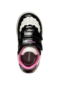 Sneaker per bambini in bianco e nero con accenti rosa, dotata di due strap in Velcro. Logo Geox visibile sul lato e sulla soletta.