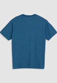 T-shirt azul de manga curta com um padrão riscado em diferentes tons de azul. Feito de tecido macio, com decote redondo e corte descontraído.