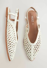 Valkoiset kudotut slingback-kengät, joissa on avonainen varvas, litteä pohja ja punottu yksityiskohta sivuilla. Pehmeä nahkasisus ja säädettävä hihna.