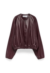 Giacca bomber in pelle bordeaux con collo rotondo, chiusura con zip e maniche oversize arricciate. Texture liscia con una vestibilità corta.