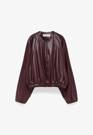 Giacca bomber in pelle bordeaux con collo rotondo, chiusura con zip e maniche oversize arricciate. Texture liscia con una vestibilità corta.