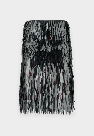 Crna i siva suknja s resama s teksturiranim dizajnom koji uključuje različite duljine traka. Suknja ima prilagođeni struk i kratku duljinu.