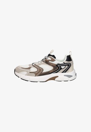 Witte en bruine sportieve sneaker met zwarte accenten, bovenwerk van mesh, trekbandjes op hiel en tong, en een dikke witte zool.