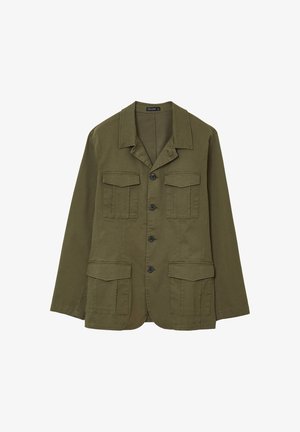 Giacca verde oliva con bottoni, dotata di quattro tasche frontali a patta e colletto a punta, posata su uno sfondo bianco.