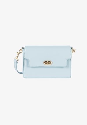 Hellblaues Lederhandtasche mit Klappenverschluss, goldfarbener Hardware und verstellbarem Schultergurt. Glatte Textur und rechteckige Form.