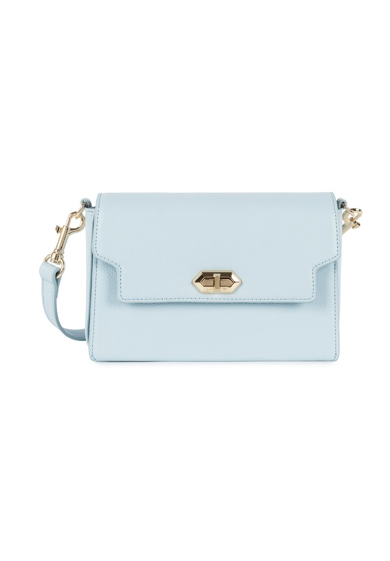 Borsa a tracolla in pelle azzurra con chiusura a pattina, hardware dorato e tracolla regolabile. Texture liscia e forma rettangolare.