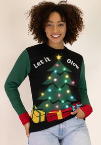 Schwarzer Pullover mit einem grünen Weihnachtsbaumdesign, das Lichter zeigt, roten Bündchen und Geschenken in Rot und Gold am Saum. Der Text lautet: "Lass es leuchten."