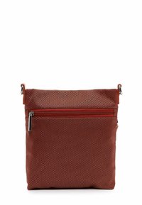 Sarkana austā auduma soma ar strukturētu virsmu, augšpusē rāvējslēdz ēja aizdare un priekšējs rāvējslēdzēja kabata. Regulējams siksniņa un metāla dekoratīvās detaļas.