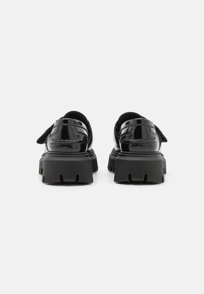 Scarpe nere lucide con una suola in gomma spessa e dettagli testurizzati. Presentano una forma arrotondata e una linguetta posteriore per una facile calzata.