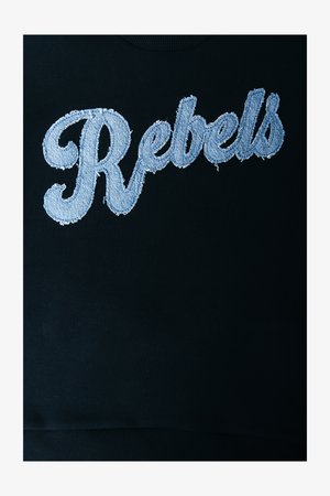Zwarte sweatshirt met geborduurde blauwe denim tekst "Rebels," met rafelige randen, tegen een gladde stofachtergrond.