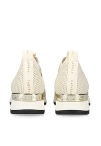 Ljusbeiga mesh-sneakers med en guldfärgad detalj på hälen och logomärkta dragflikar. Svart gummisula för grepp.