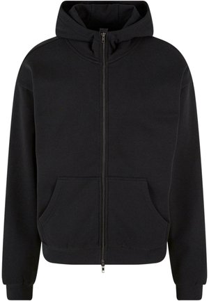 Sudadera negra con cremallera fabricada en un tejido suave, con capucha, bolsillos frontales, puños y dobladillo acanalados, con una textura lisa y un diseño minimalista.