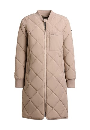 Bézs színű, steppelt hosszú dzseki teljes elülső cipzárral, bordázott gallérral és mandzsettával, mellkasi zsebbel és oldalzsebekkel.