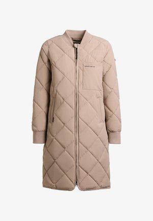 Bézs színű, steppelt hosszú dzseki teljes elülső cipzárral, bordázott gallérral és mandzsettával, mellkasi zsebbel és oldalzsebekkel.