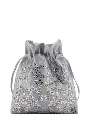 Bolso gris de hombro con cordón, decorado con numerosos tachones reflectantes plateados, blancos y dorados, sobre un fondo blanco.