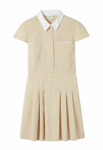 Robe à manches courtes en beige clair avec un col blanc, une fermeture à bouton sur le devant et une poche sur la poitrine. Présente des plis verticaux sur la jupe.