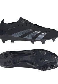 Zwarte voetbalschoenen met een sleek design, gestructureerde synthetische bovenkant en opvallende drie zilveren strepen. Studded zool voor grip.