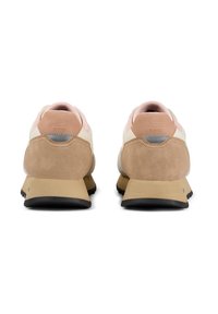 Baskets beige et rose avec des matériaux en suede et en maille, dotées d'un bout rond, de textures contrastées et d'une semelle rembourrée.