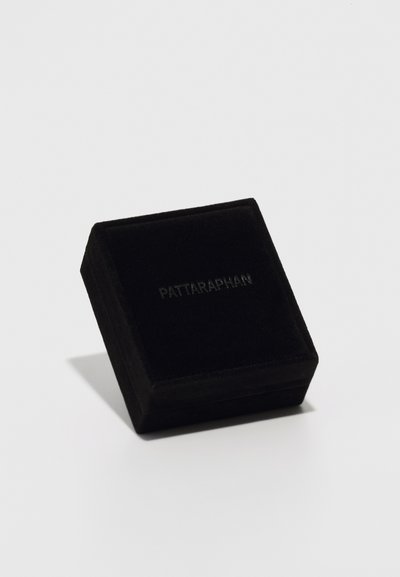 Scatola per gioielli in velluto nero di forma quadrata e superficie testurizzata, con il nome in rilievo "PATTARAPHAN" sulla parte superiore.