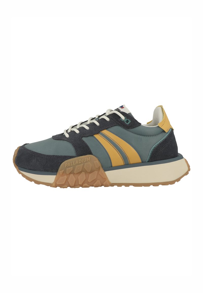 Adidași bărbați cu un superior din material textil teal, cu accente bleumarin și dungi galbene, proiectați cu o talpă din cauciuc texturat și un sistem de șireturi.