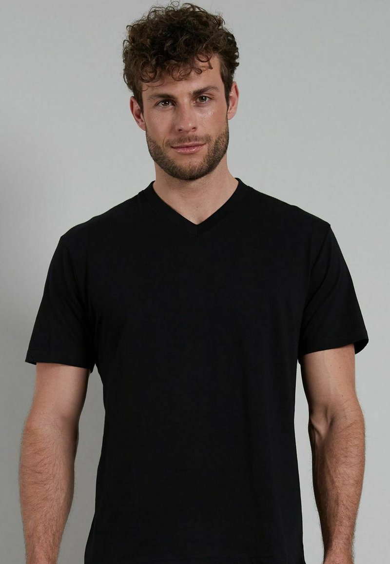 Schwarzes V-Ausschnitt-T-Shirt aus weichem Stoff; kurze Ärmel, lockere Passform, minimales Design ohne Muster oder zusätzliche Akzente.