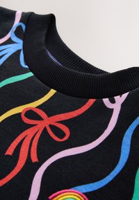 Tissu noir avec des motifs abstraits colorés de rubans et un col rond côtelé.