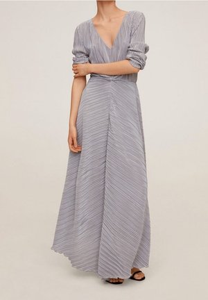 Šedé dlouhé šaty s plisováním, hlubokým výstřihem do V a nafouknutými rukávy. Hladká textura, rozšířený střih a jemné vertikální pruhy.