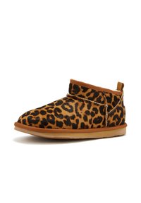 Stövlar i leopardmönstrad tyg med en mjuk textur, kort ankellängd, bruna detaljtrim och gummisula för stöd.