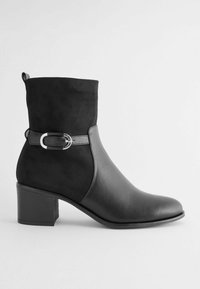 Next FOREVER COMFORT BUCKLE DETAIL HEELED REGULAR WIDE FIT - Botines - black
