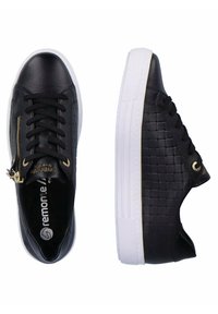 Baskets noires en cuir texturé avec une semelle en caoutchouc blanc, dotées d'un zip sur le côté et de lacets noirs. Avec des accents en métal doré.