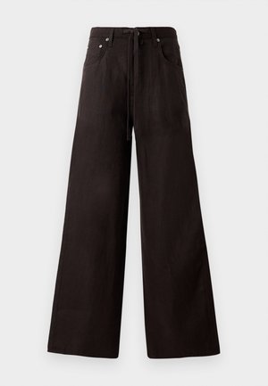 Pantalones de pierna ancha negros hechos de una tela ligera. Cuenta con una cintura con cordón, bolsillos frontales y una textura sutil.