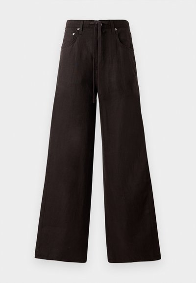 Pantalones de pierna ancha negros hechos de una tela ligera. Cuenta con una cintura con cordón, bolsillos frontales y una textura sutil.