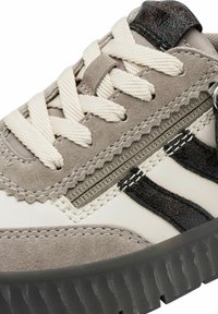 Sneaker in suede grigio con lacci crema, dettagli testurizzati e suola in gomma. Dotato di una cerniera laterale e design a strisce in grigio scuro.