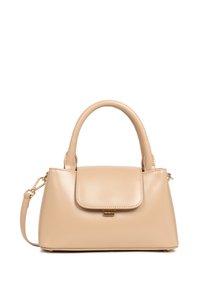 Sac à main en cuir beige avec une forme structurée, un rabat, de courtes poignées et une bandoulière amovible, agrémenté de accents en métal doré.