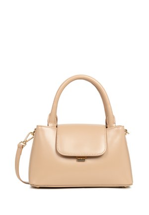 Sac à main en cuir beige avec une forme structurée, un rabat, de courtes poignées et une bandoulière amovible, agrémenté de accents en métal doré.