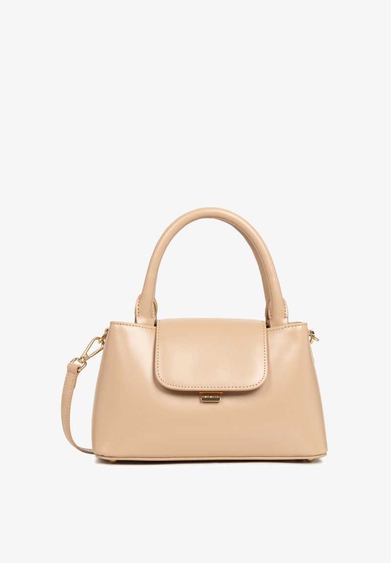 Borsa a tracolla in pelle beige con una forma strutturata, una patta pieghevole, manici corti e una tracolla removibile, con dettagli in hardware dorato.