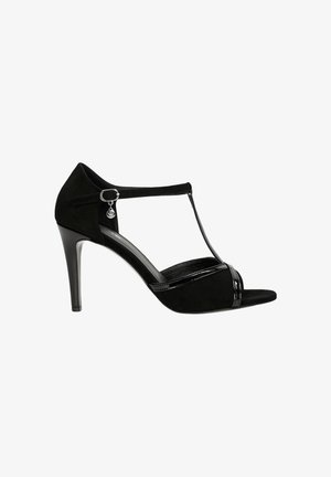 Černé sandály na vysokém podpatku vyrobené z semiše s akcenty z lesklé kůže. Mají design T-pásku a otevřenou špičku, s štíhlým stiletto podpatkem.