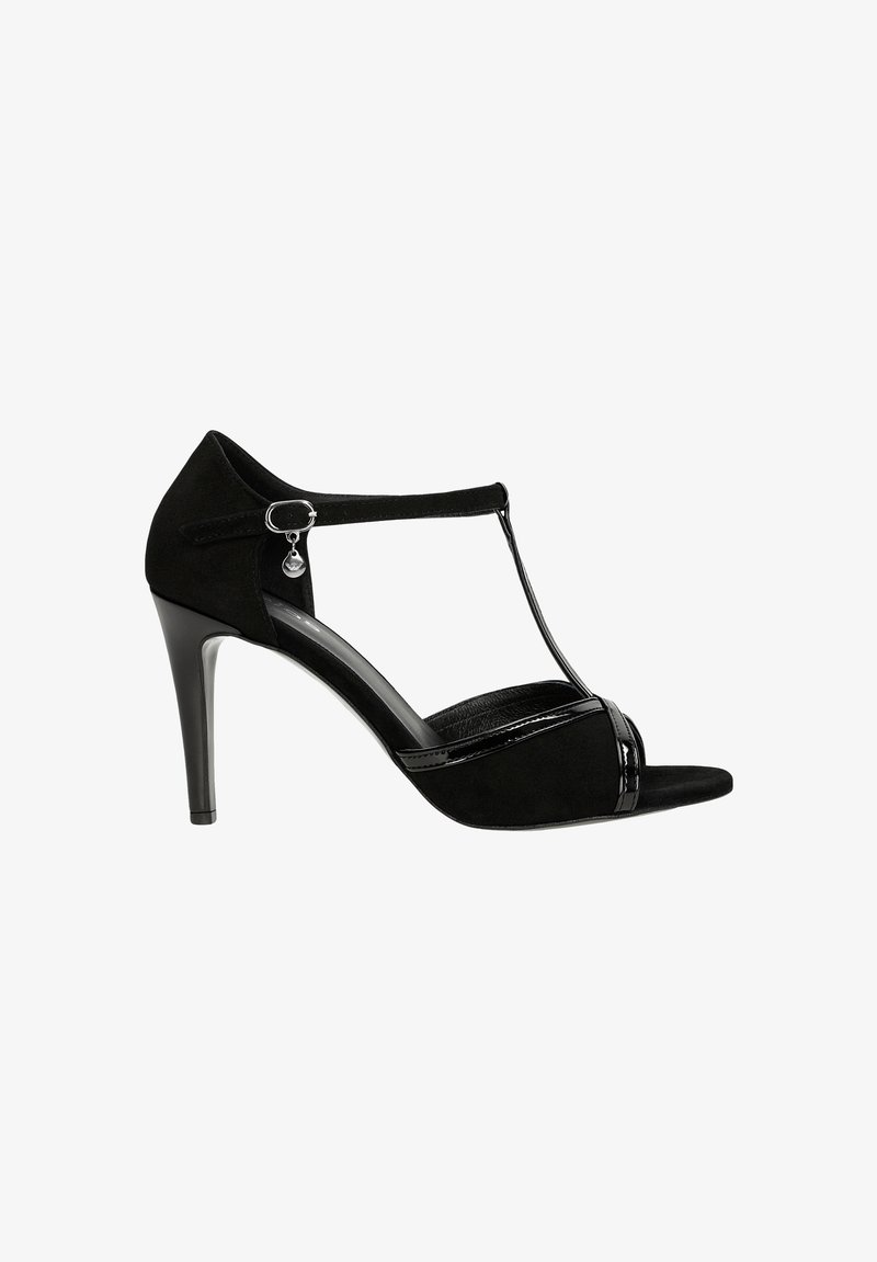 Sandale à talons hauts noire en daim avec des accents en cuir verni. Présente un design à bandeau en T et un bout ouvert, avec un talon stiletto fin.