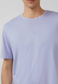 Lichtpaarse katoen t-shirt met een ronde hals, korte mouwen en een subtiel geborduurd "QS" logo op de borst, gladde textuur.