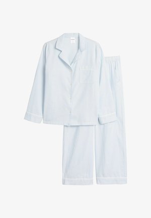 Lyseblåt stribet pyjamasæt lavet af blødt stof. Indeholder en skjorte med knapper og lomme samt lange bukser med elastik i talje og manchetter.