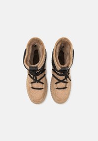 Pantofi sport înaltă cu blană pe interior, de culoare bej, cu șireturi și accente negre. Au un material texturat, talpă robustă și un fit confortabil, strâns.
