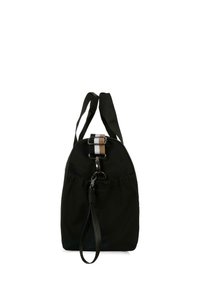 Zaino in tessuto nero con forma arrotondata. Presenta spallacci doppi e una tasca con zip, accentuato da una tracolla multistrato e hardware in metallo.