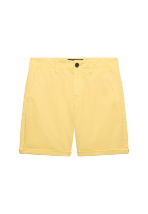 Gele heren chino short met knoop aan de voorkant, riemlussen, zijzakken en opgerolde zoom op een witte achtergrond.