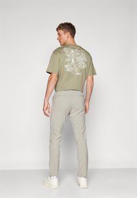 Selected Homme SLHSLIM ROBERT PANTS - Chino hlače - sand pattern/houndstooth