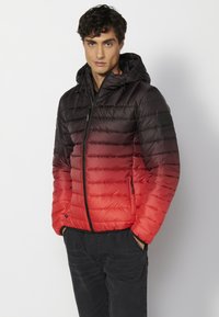 Giacca imbottita con una sfumatura dal nero al rosso, dotata di cappuccio, chiusura con zip e tasche laterali in un materiale liscio e lucido.