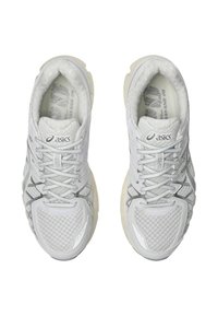 Αθλητικά παπούτσια ανοιχτού γκρι χρώματος με επάνω μέρος από δίχτυ, υφασματικές λεπτομέρειες και αντανακλαστικές πινελιές. Διαθέτουν μαλακή σόλα και σχέδιο με κορδόνια.