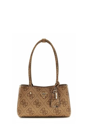 Sac à main marron Guess avec motif de logo, anse unique, emblème triangulaire de la marque et porte-clés attaché.
